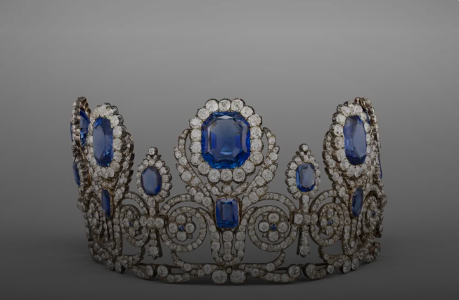 Louvre Museum heist, Paris robbery, art theft, French police, stolen jewels, global crime news