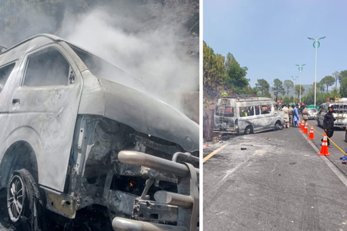 10 tourists killed